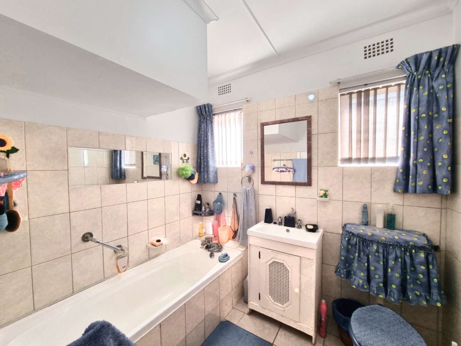 3 Bedroom Property for Sale in Sandbaai Western Cape